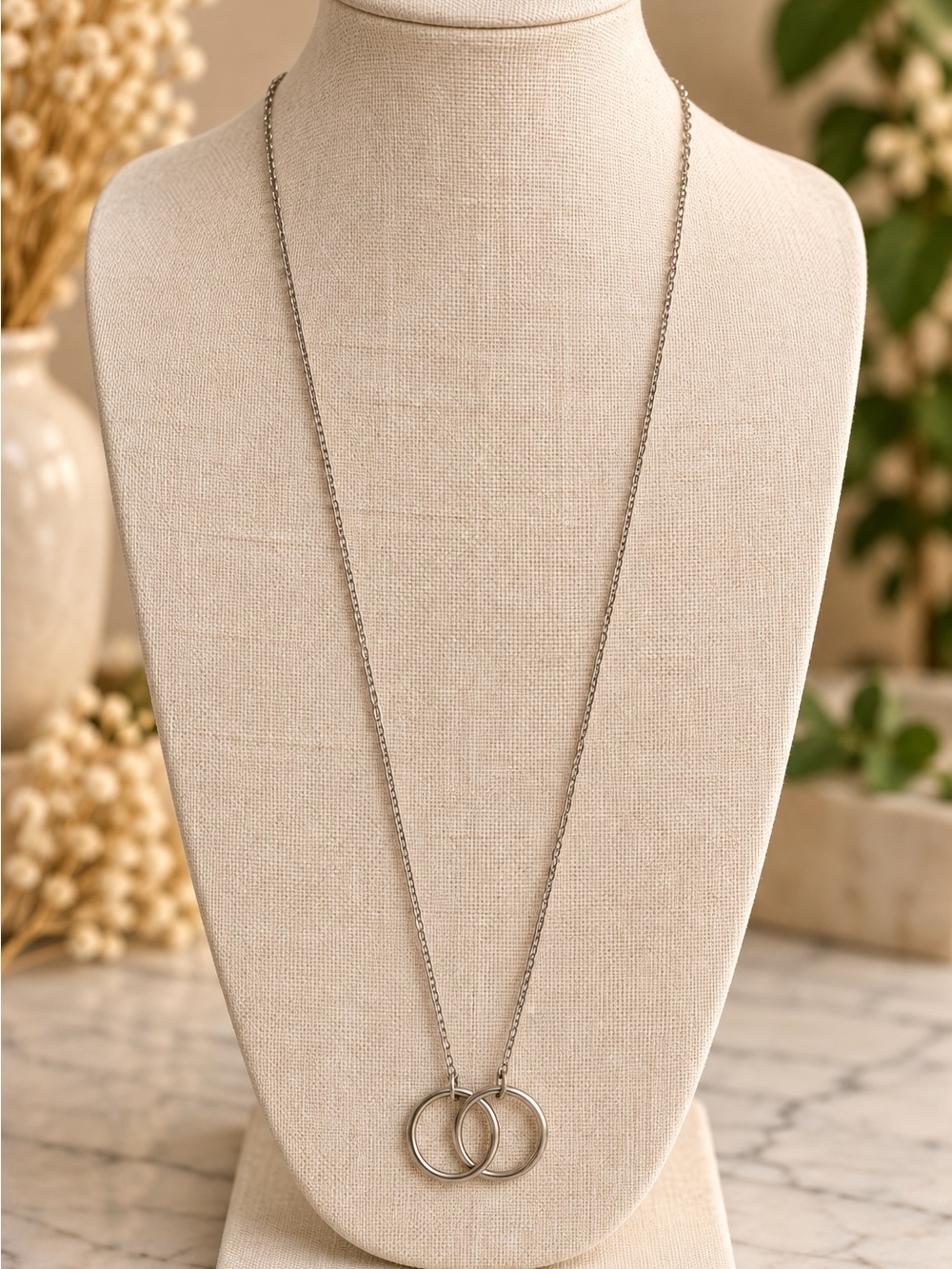 Source Unknown Silver Interlocking Circle Pendant Necklace